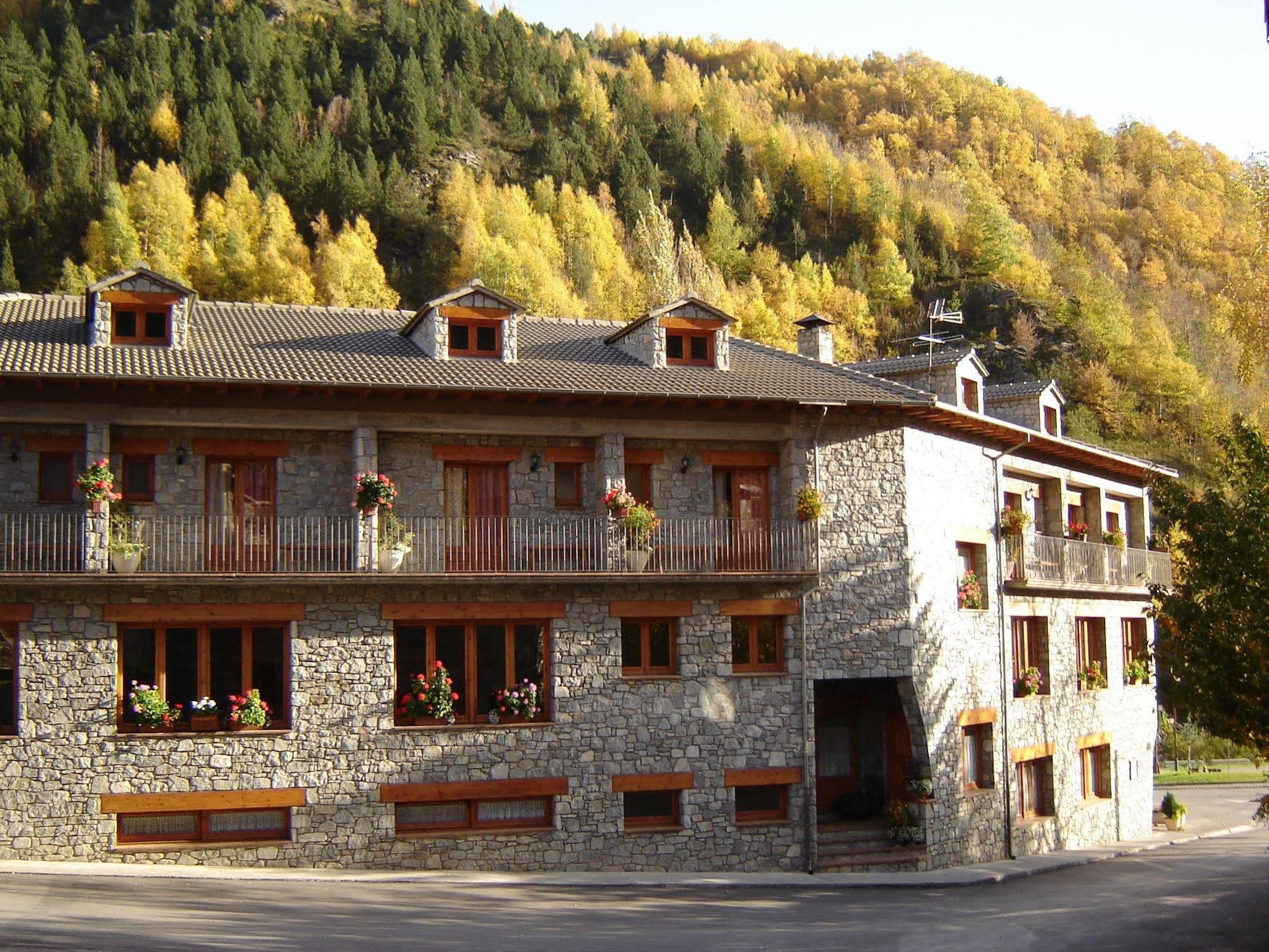 Hotel La Farga Рипол Екстериор снимка
