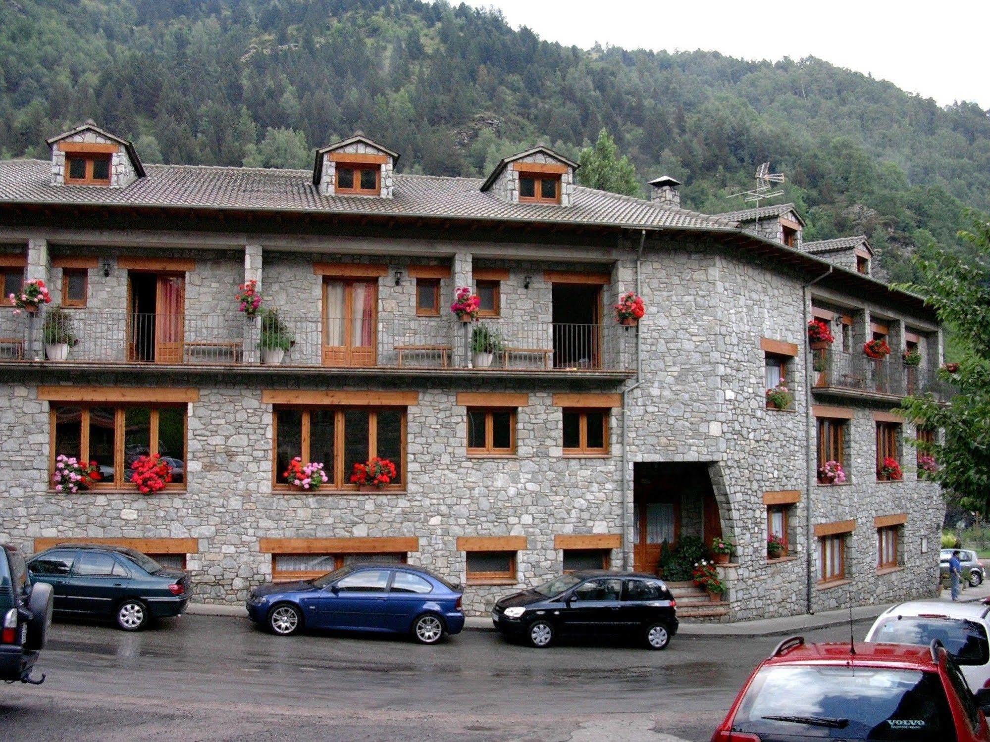 Hotel La Farga Рипол Екстериор снимка