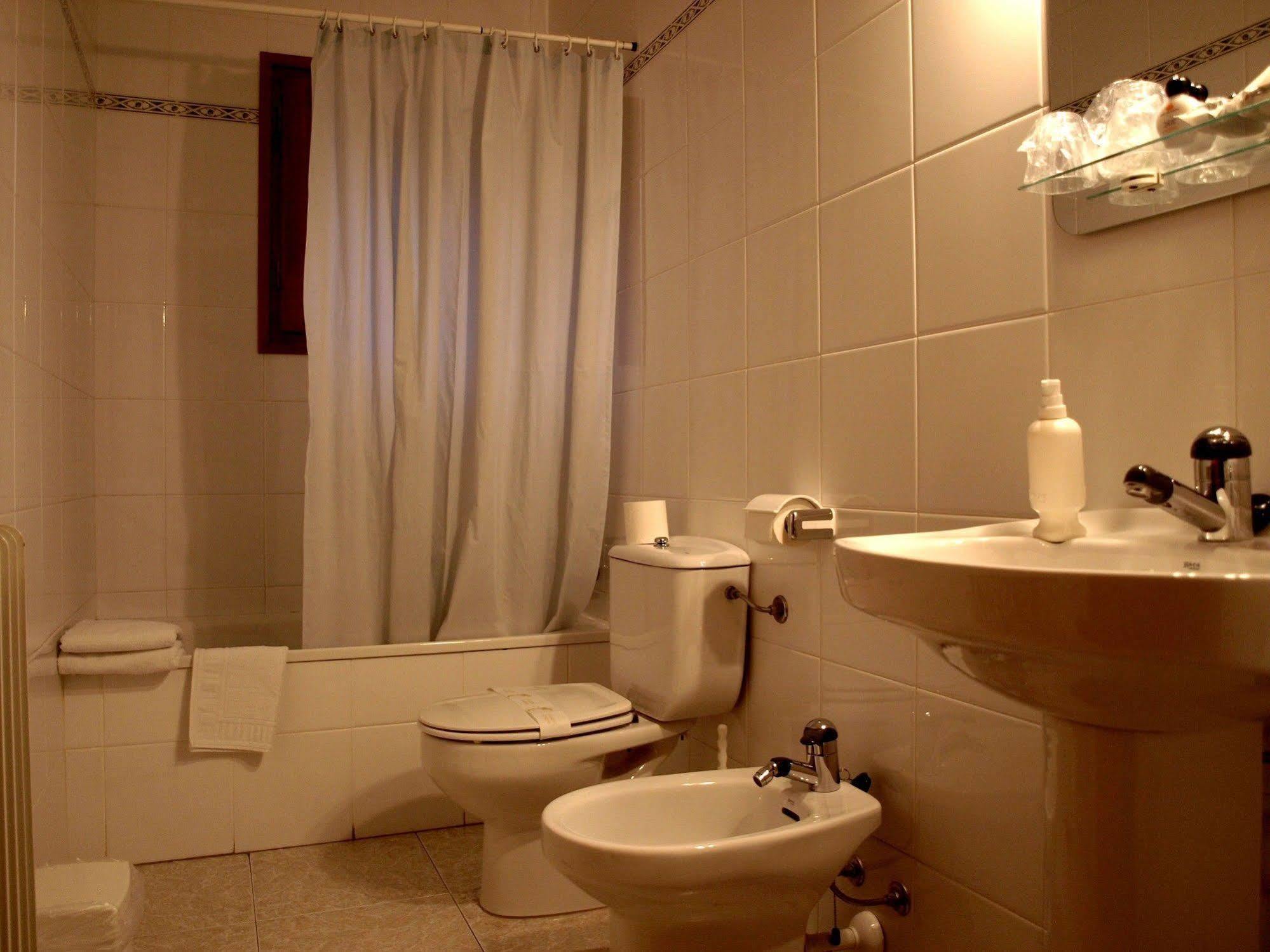 Hotel La Farga Рипол Екстериор снимка
