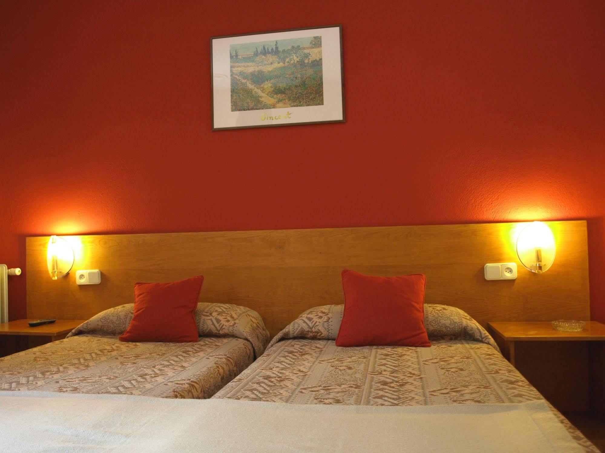 Hotel La Farga Рипол Екстериор снимка