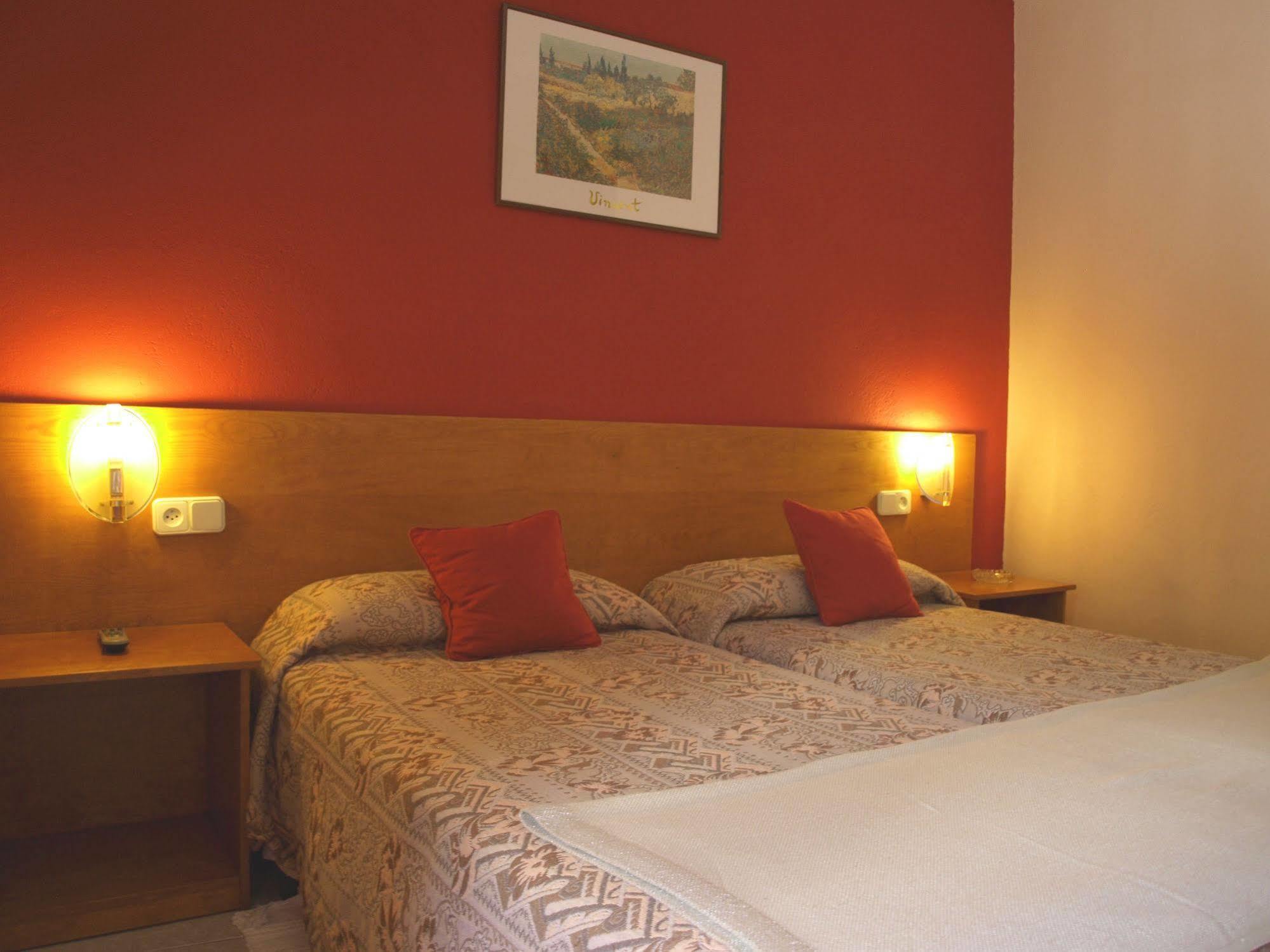 Hotel La Farga Рипол Екстериор снимка
