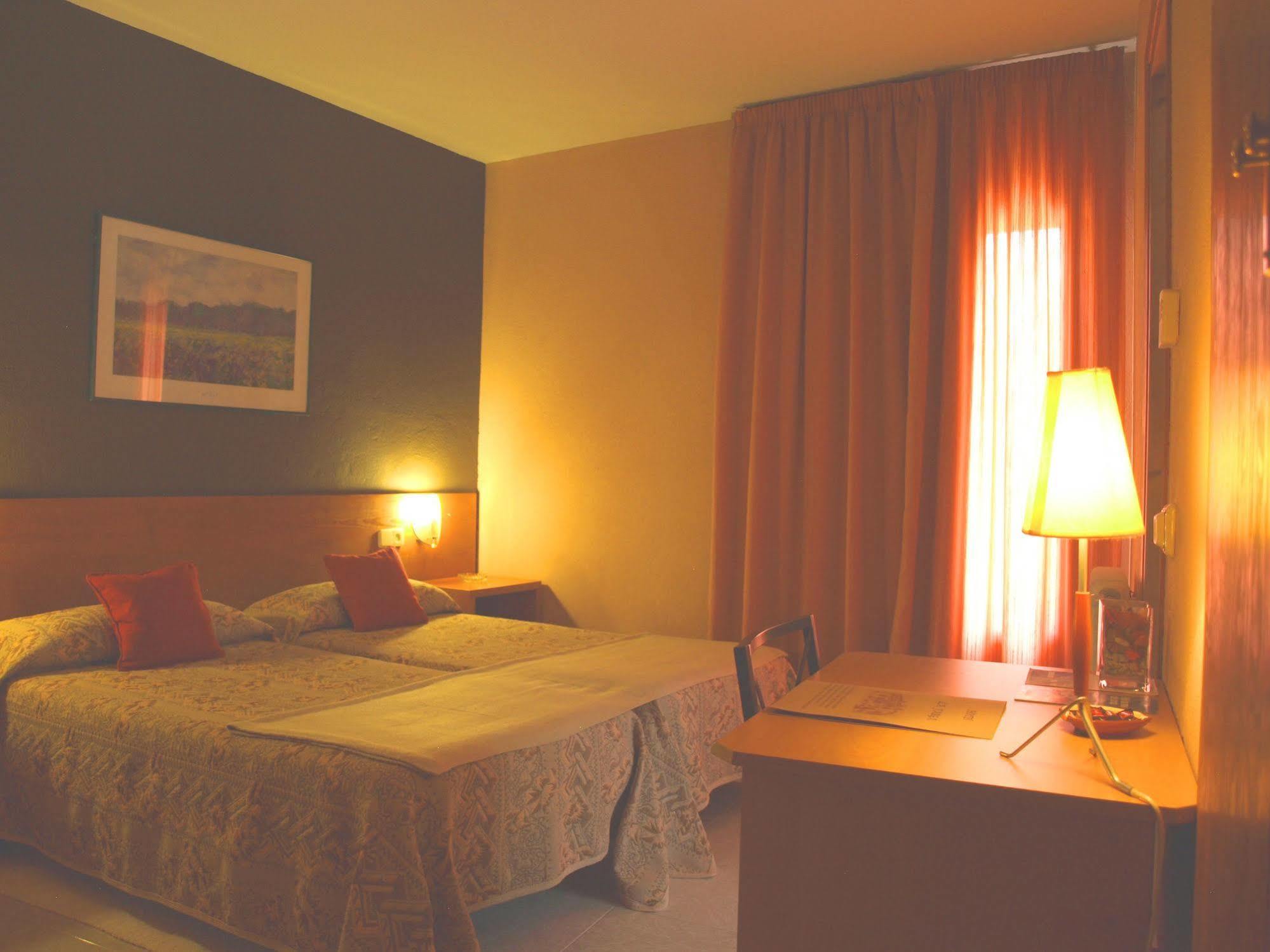 Hotel La Farga Рипол Екстериор снимка